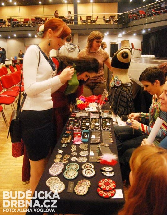 Tanečnice nakupovaly šperky ke svým kostýmům