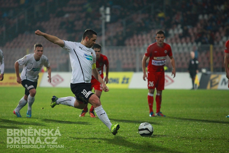 Úspěšná exekuce pokutového kopu v podání Pavla Horváta, FC Zbrojovka Brno vs. Viktoria Plzeň