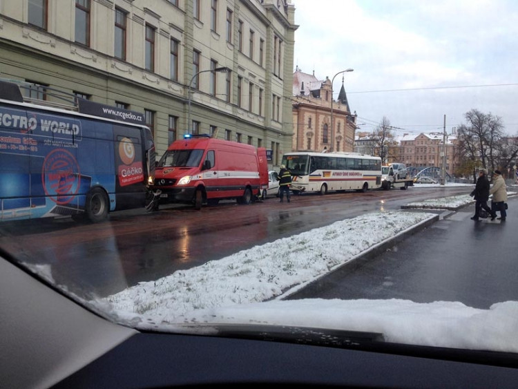 Srážka autobusu, trolejbusu a osobního automobilu na Lidické. Foto Martina Matoušková