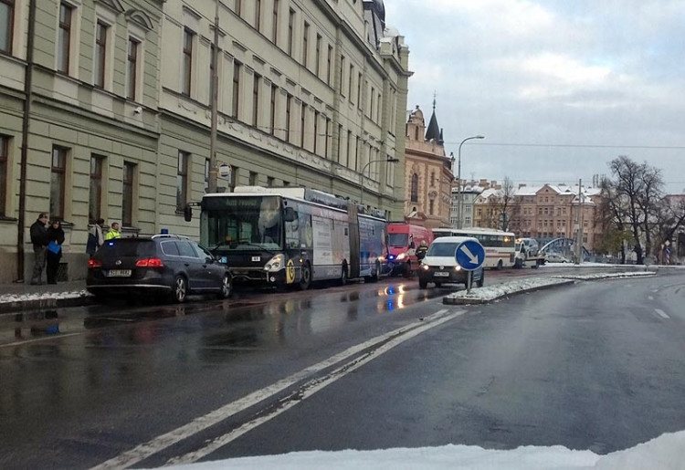 Srážka autobusu, trolejbusu a osobního automobilu na Lidické. Foto Martina Matoušková