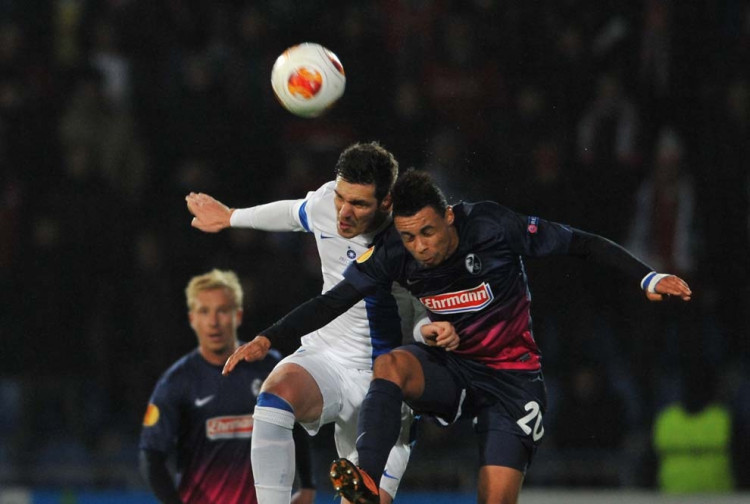 Tvrdý souboj o míč