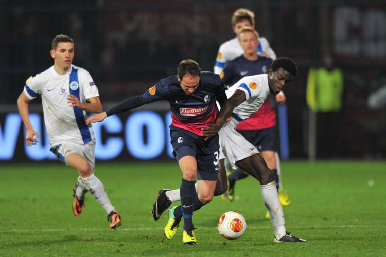 Isaac Sackey bojuje o míč