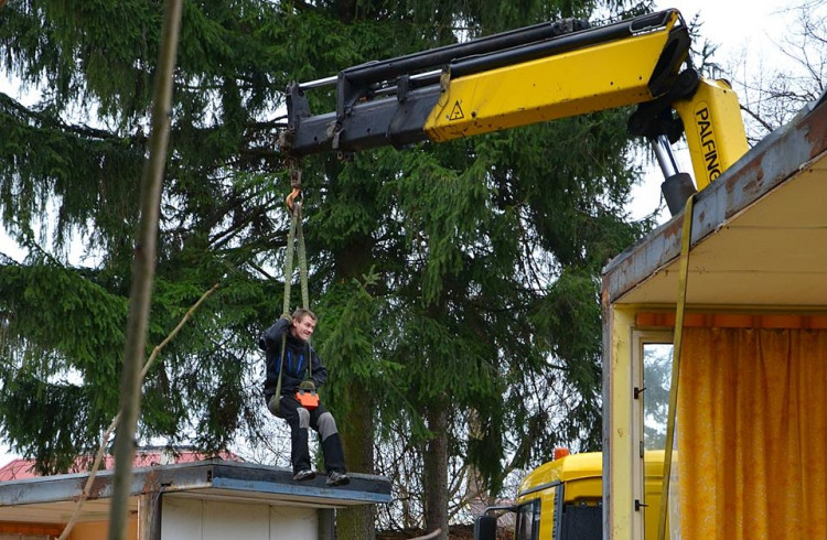 První zájemci si odvezli stavební buňky z Frýdlantu