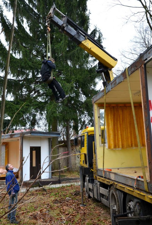 První zájemci si odvezli stavební buňky z Frýdlantu