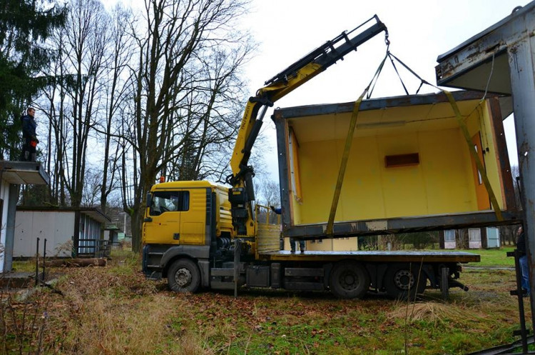 První zájemci si odvezli stavební buňky z Frýdlantu