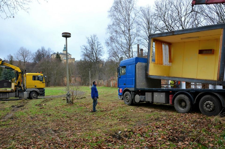 První zájemci si odvezli stavební buňky z Frýdlantu
