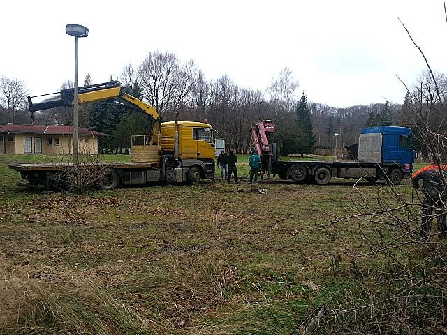 První zájemci si odvezli stavební buňky z Frýdlantu