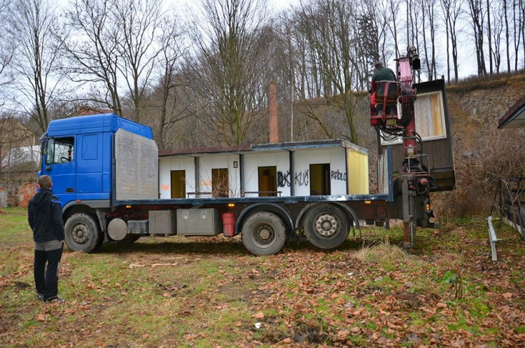 První zájemci si odvezli stavební buňky z Frýdlantu