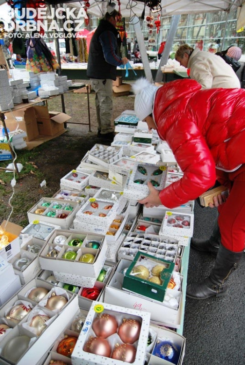 Nakoupit jste mohli i vánoční koule