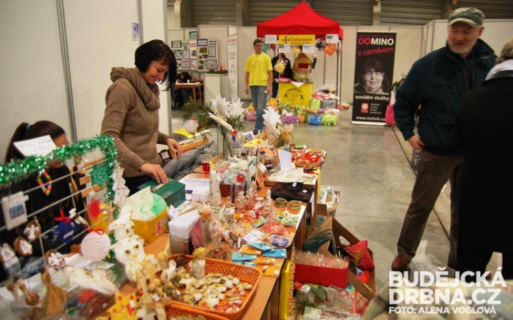 Různé organizace prodávaly výrobky svých klientů či dětí