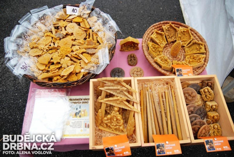 Svíčky ze včelího vosku nesmí chybět na vánočním stole