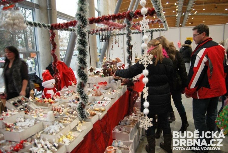 Vánočních ozdob bylo letos víc