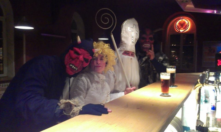 Mikuláš a spol. na pivu v Café klubu Slavie. Soutěží David Matějíček