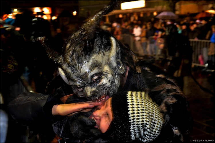 Krampusové v rakouském Schladmingu. Soutěží Leoš Pýcha