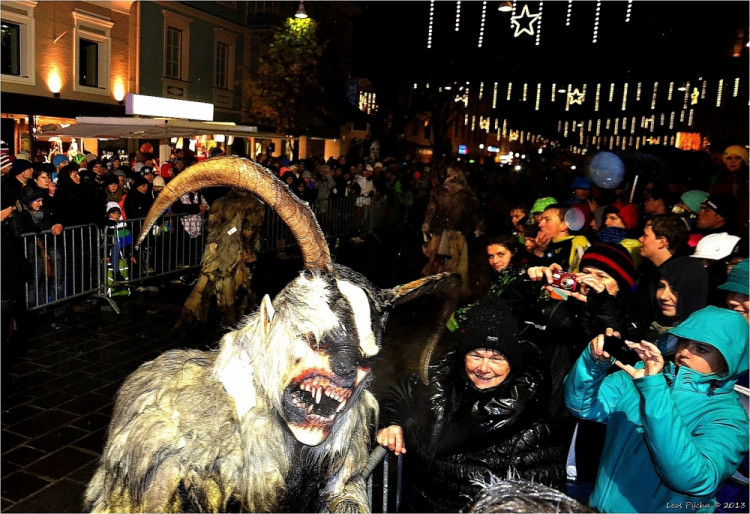 Krampusové v rakouském Schladmingu. Soutěží Leoš Pýcha
