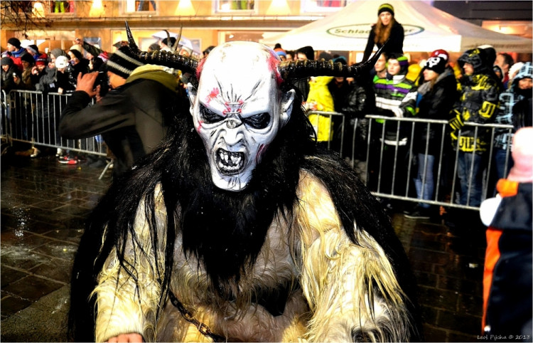 Krampusové v rakouském Schladmingu. Soutěží Leoš Pýcha