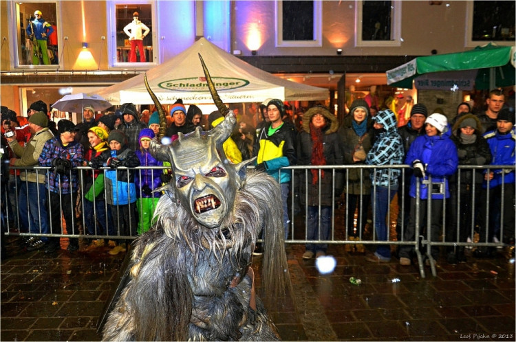 Krampusové v rakouském Schladmingu. Soutěží Leoš Pýcha