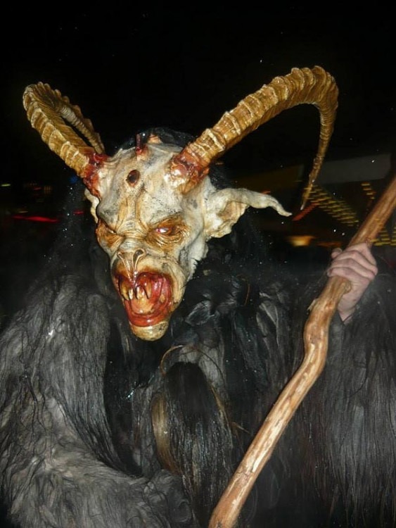 Krampusové v rakouském Schladmingu. Soutěží Barbora Šimánková