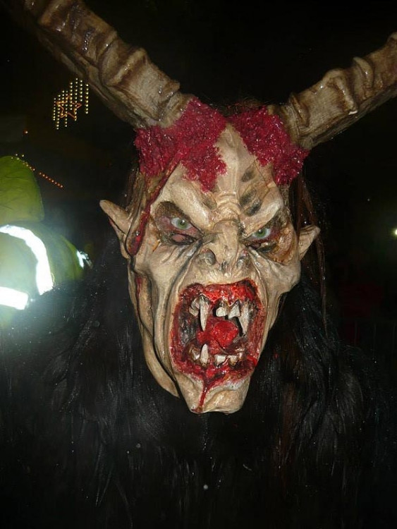 Krampusové v rakouském Schladmingu. Soutěží Barbora Šimánková