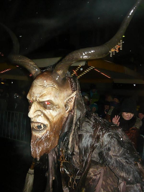 Krampusové v rakouském Schladmingu. Soutěží Barbora Šimánková