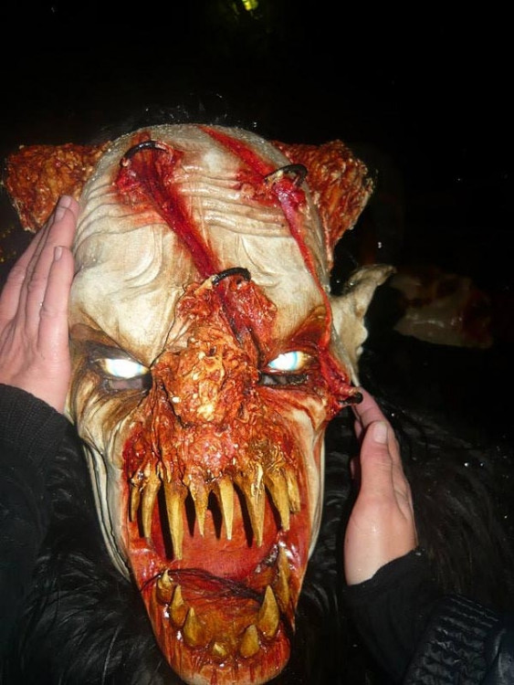 Krampusové v rakouském Schladmingu. Soutěží Barbora Šimánková