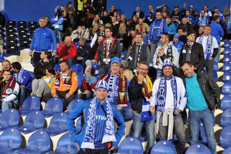 Početná skupina českých fanoušků