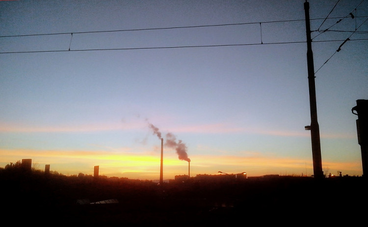 Foto: Míra Tukan. Čekání na otevření dopravního inspektorátu, mix řidičů a bezdomovců tvoří promrzlé diváky.