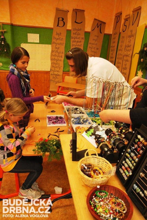 Holky si vytvářely náušnice