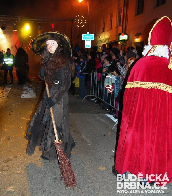 Jedna ze skupin zapojila do svého běhu i Mikuláše a čarodějnici