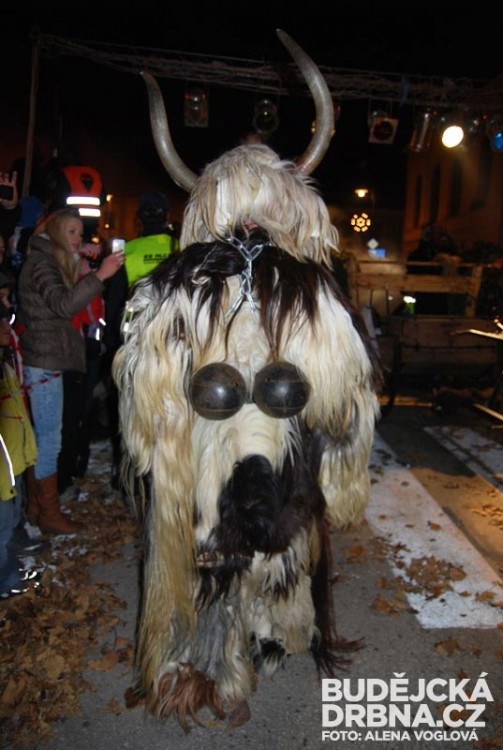 Každá z masek měla na zádech všelijaké rolničky a zvonky