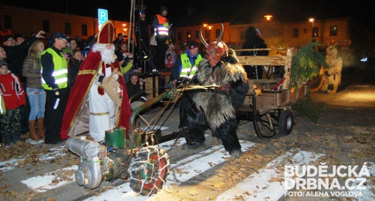 Mikuláš rozdával dětem bonbóny