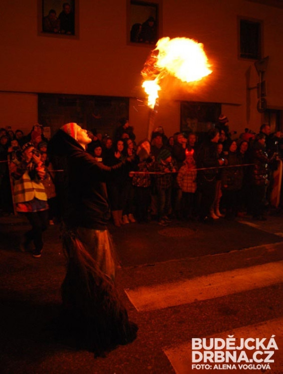 Plivači ohně doplňovali rozjetou show