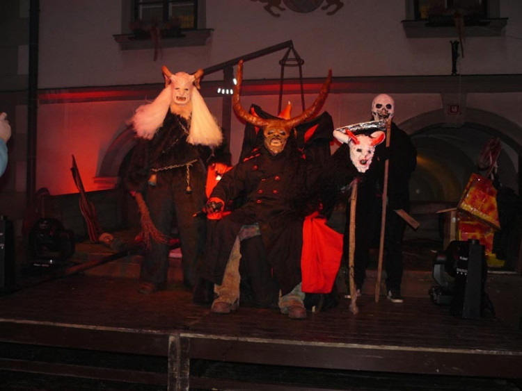 Pekelná tradice v Nových Hradech