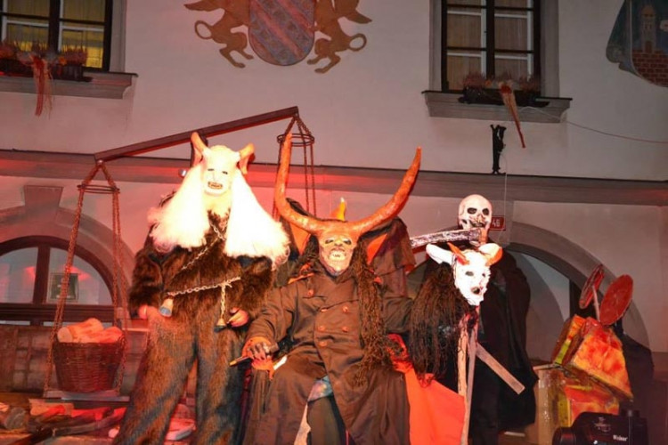 Pekelná tradice v Nových Hradech