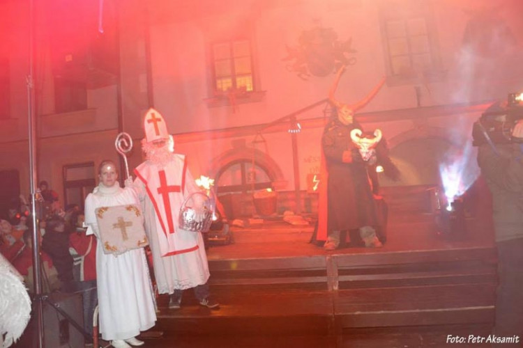 Pekelná tradice v Nových Hradech