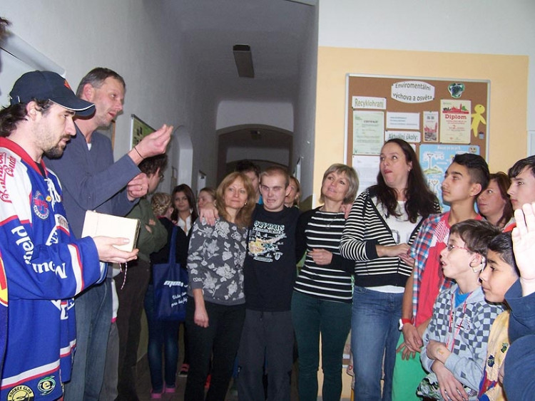 Hokejoví fanoušci podpořili děti v MŠ, ZŠ a SŠ pro sluchově postižené v Riegrově ulici v Českých Budějovicích