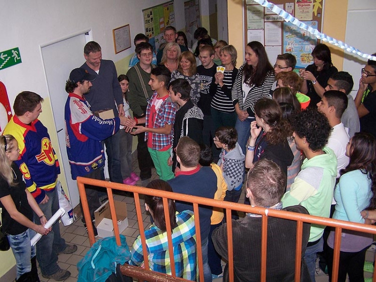 Hokejoví fanoušci podpořili děti v MŠ, ZŠ a SŠ pro sluchově postižené v Riegrově ulici v Českých Budějovicích