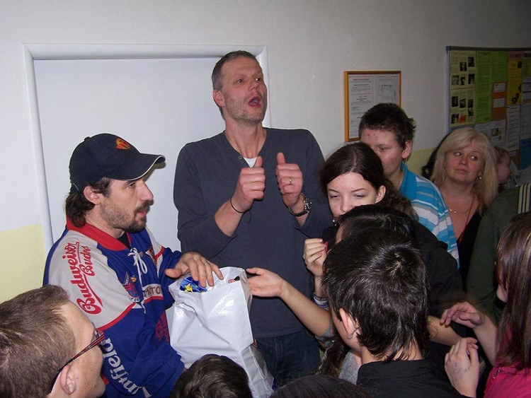 Hokejoví fanoušci podpořili děti v MŠ, ZŠ a SŠ pro sluchově postižené v Riegrově ulici v Českých Budějovicích