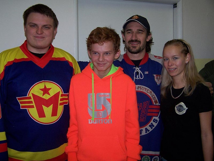 Hokejoví fanoušci podpořili děti v MŠ, ZŠ a SŠ pro sluchově postižené v Riegrově ulici v Českých Budějovicích