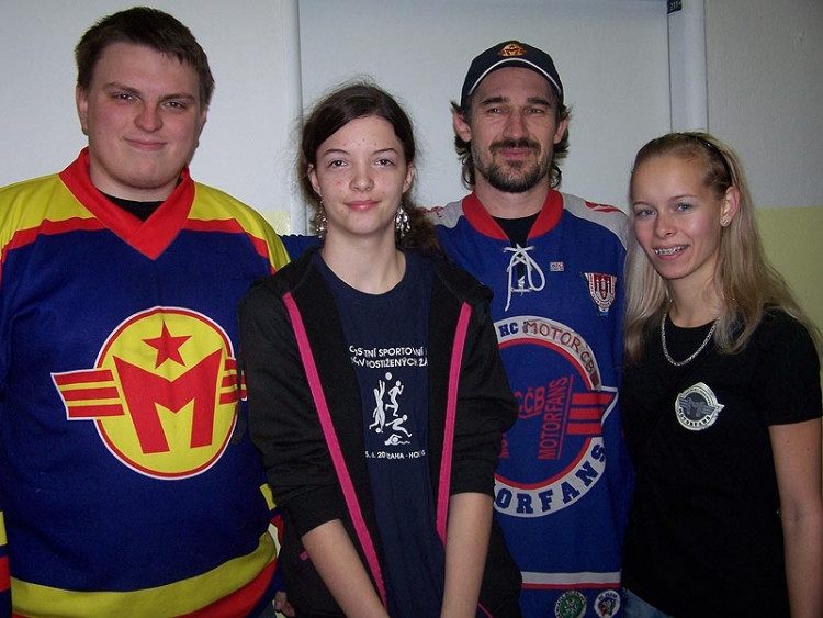 Hokejoví fanoušci podpořili děti v MŠ, ZŠ a SŠ pro sluchově postižené v Riegrově ulici v Českých Budějovicích