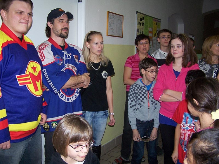 Hokejoví fanoušci podpořili děti v MŠ, ZŠ a SŠ pro sluchově postižené v Riegrově ulici v Českých Budějovicích