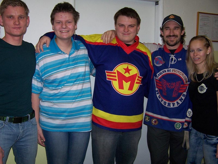 Hokejoví fanoušci podpořili děti v MŠ, ZŠ a SŠ pro sluchově postižené v Riegrově ulici v Českých Budějovicích