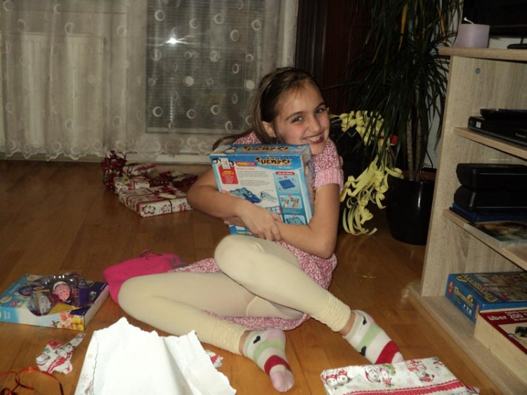 Simča a její vysněný dárek. Soutěží Adéla Holceplová