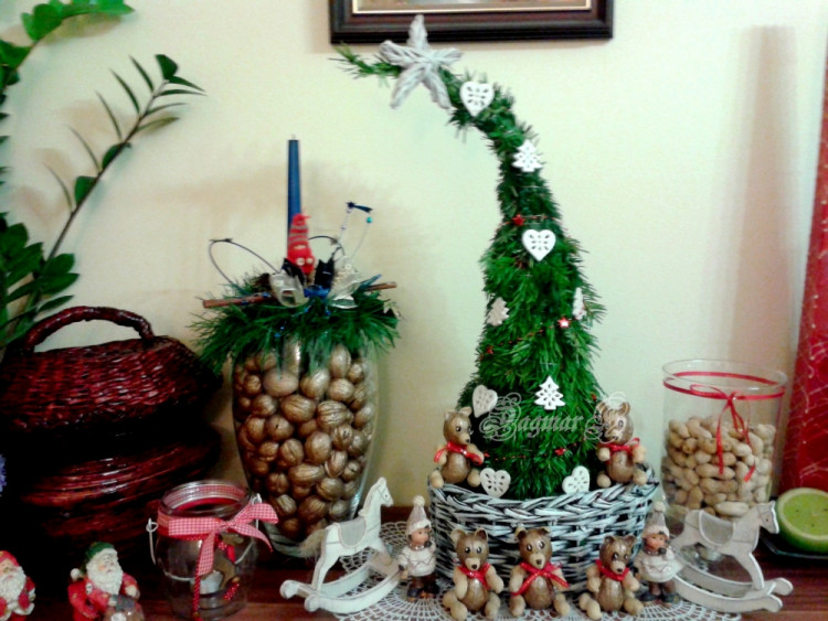 Dekorační stromeček vytvořený z ořezu větví, medvídci z ořechů a hvězda z novin. Soutěží Dagmar Hrůšová