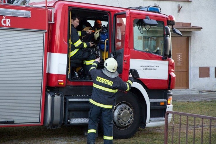 Nedělní požáry v bytovém domě v Lipí