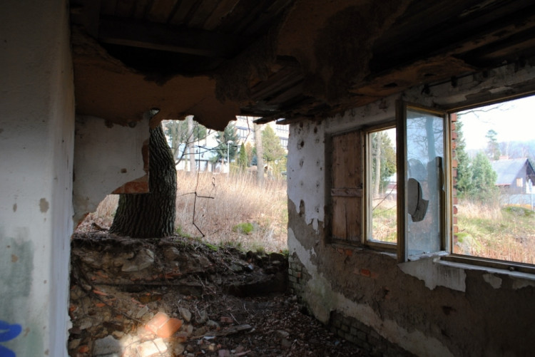 Zadní část altánu. Už asi dlouho nevydrží