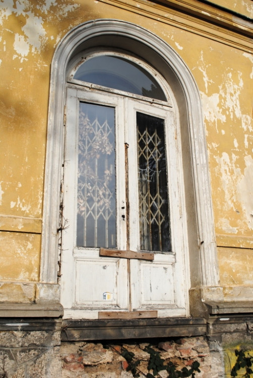 Dveře i ojna jsou zatlučené