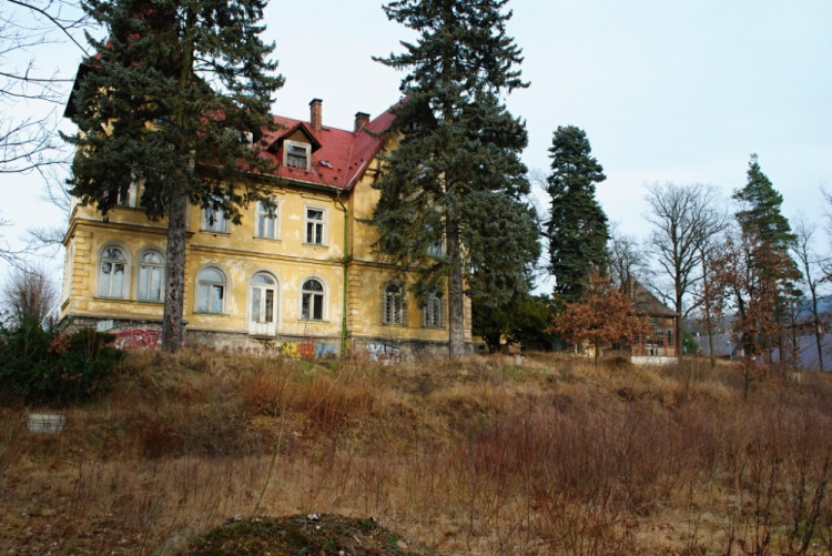 Celkový pohled na vilu od hřiště