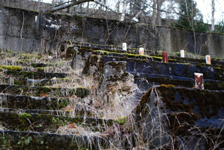 Tribuna je celkem strmá