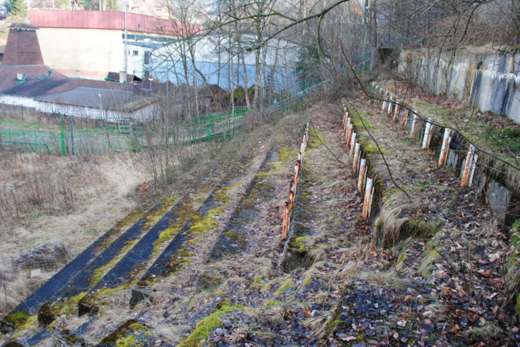 Tribuna bývala plná lidí